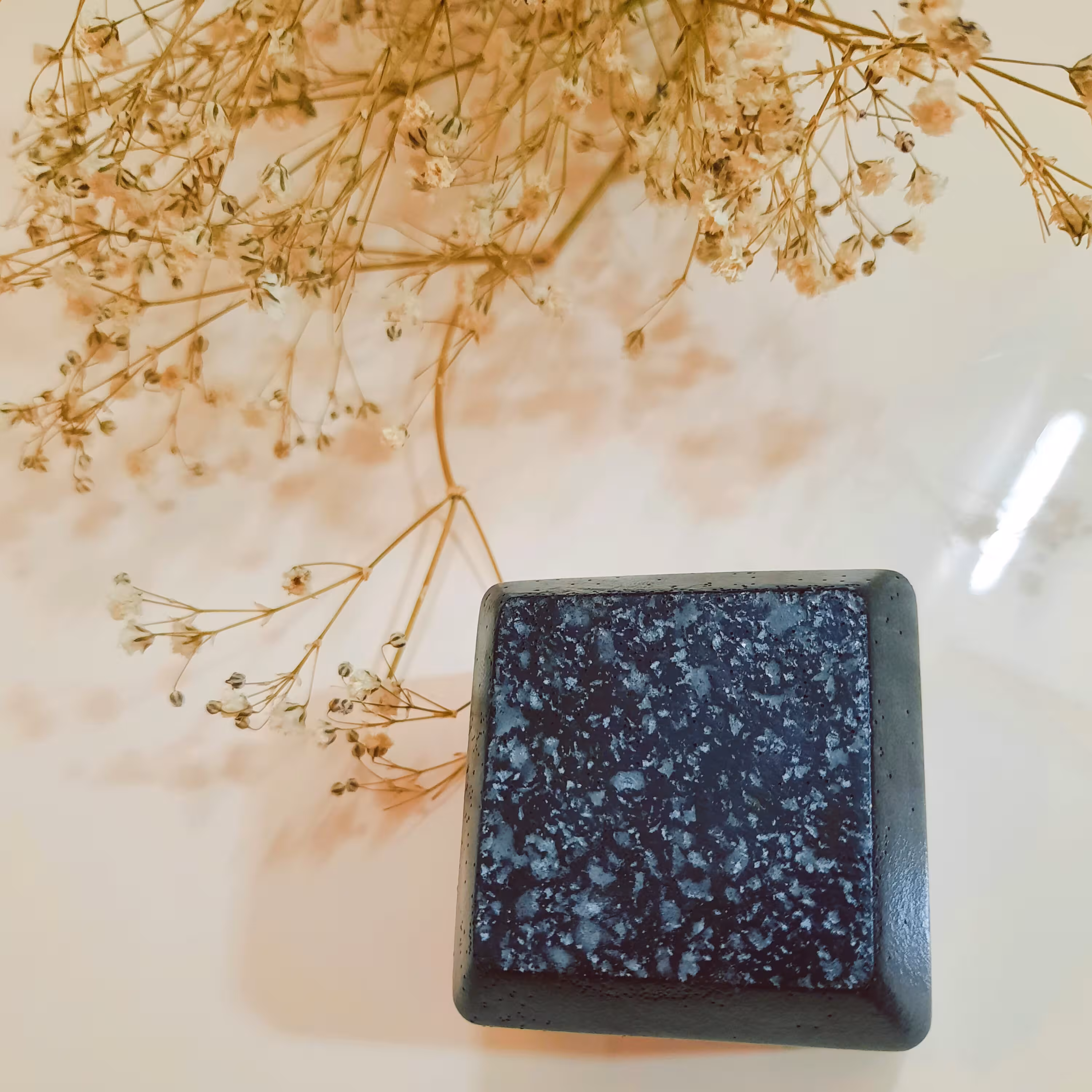 صابون گیاهی و درمانی دستساز طرح مکعب،روغن زغال فعال،جلبک دریایی و جلبک اسپرولینا ورایحه موز،وزن104گرم،قیمت96000تومان