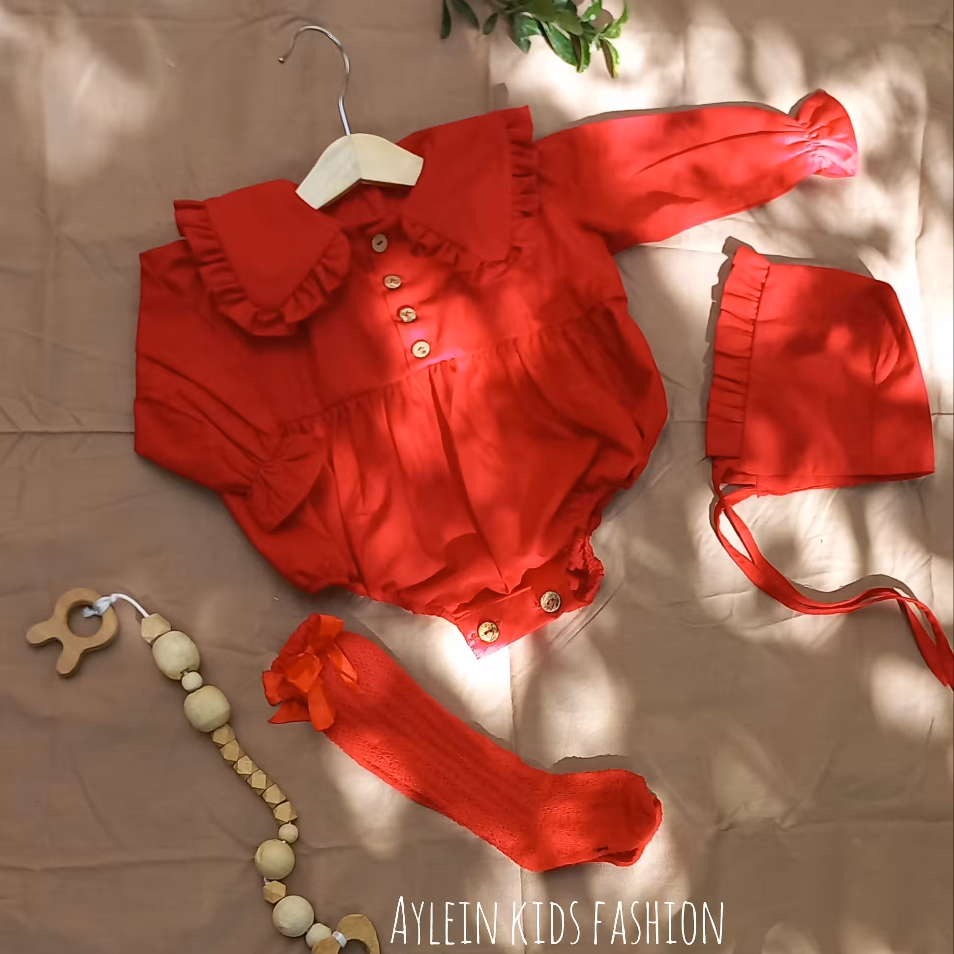 بادی دخترانه با یقه رنگ قرمز  جنس کتان نخ همراه کلاه