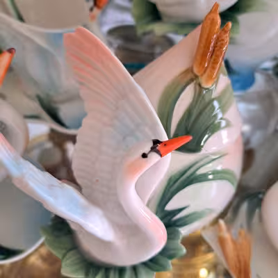 سرویس چایخوری طرح برجسته چینی قو های زیبا جهزیه