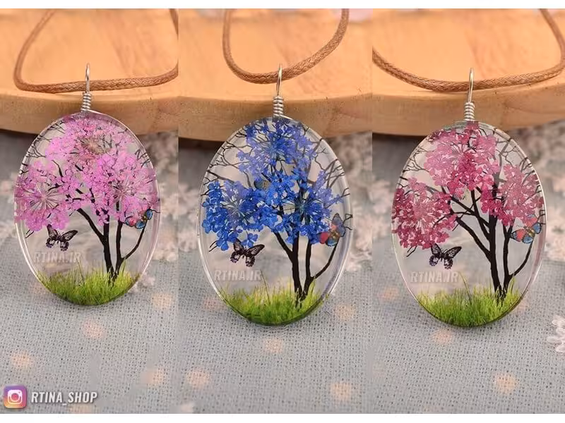 گردنبند رزینی- شیشه ای با گل خشک و شاپرک