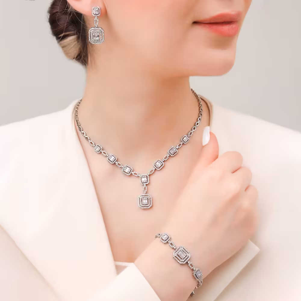 سرویس نقره زنانه جواهری طرح امرالدکات مدل SIL E3