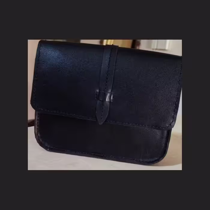 کیف کوچک دوشی از چرم بز و صد درصد دست دوز و زنانه 