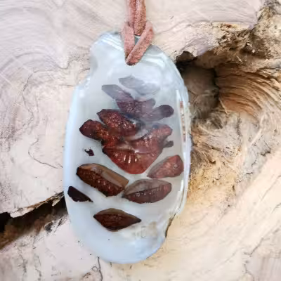 گردن آویز دست ساز اپوکسی کاج مدل صدف طرح کاج طبیعی