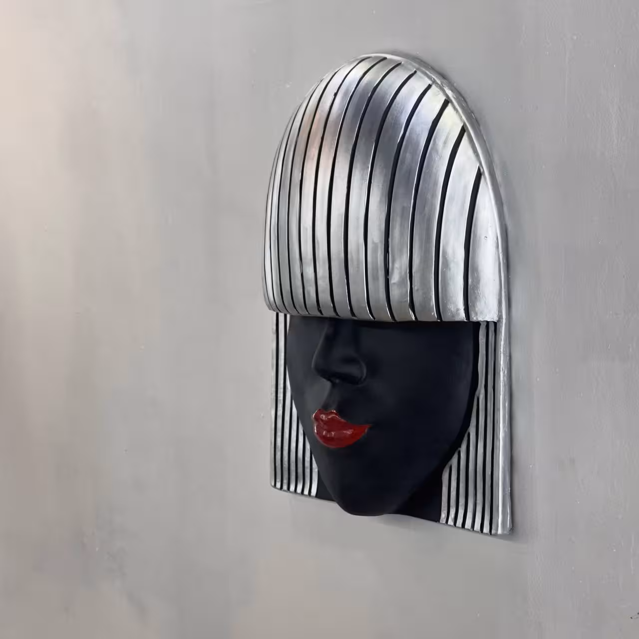 دیوارکوب دختر مو چتری