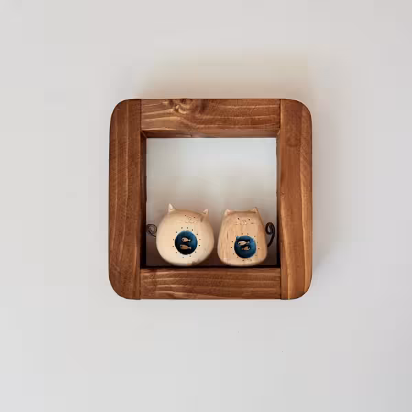 قاب دیواری گربه ماهی به دل دو مجسمه کوچک طرح دو