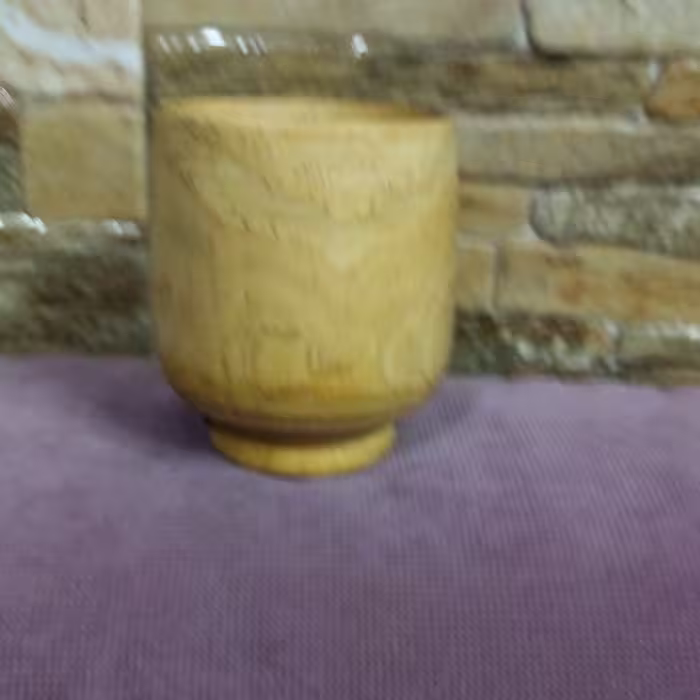 لیوان چوبی زیبا به وزن 82 وقطر7 وارتفاع9 کرمی رنگ 