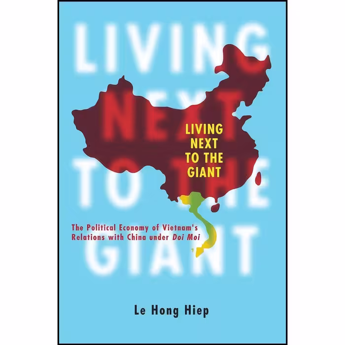 کتاب زبان اصلی Living Next to the Giant اثر Le Hong Hiep