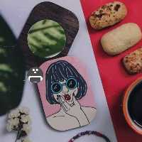 آینه جیبی طرح دختر عینکی پیکسل ساز/جنس چوبی و نقاشی شده/مناسب برای هدیه دادن و استفاده ی روزانه