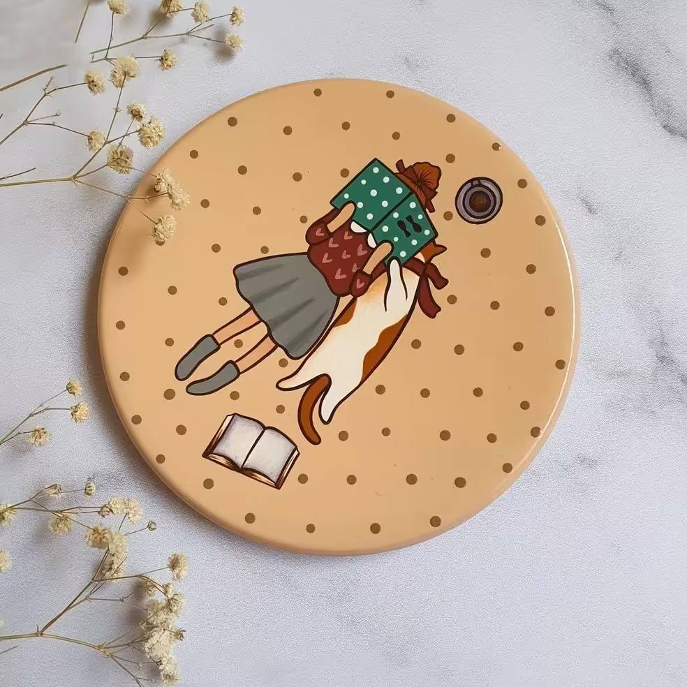 دیوارکوب سفالی طرح دختر و گربه و کتاب گالری ماه آسمانی 