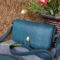 کیف دستی کوچک . چرم طبیعی هورس . دست دوز . بسیار خاص و  دوست داشتنی. دوخته شده با نخ موم زده . 