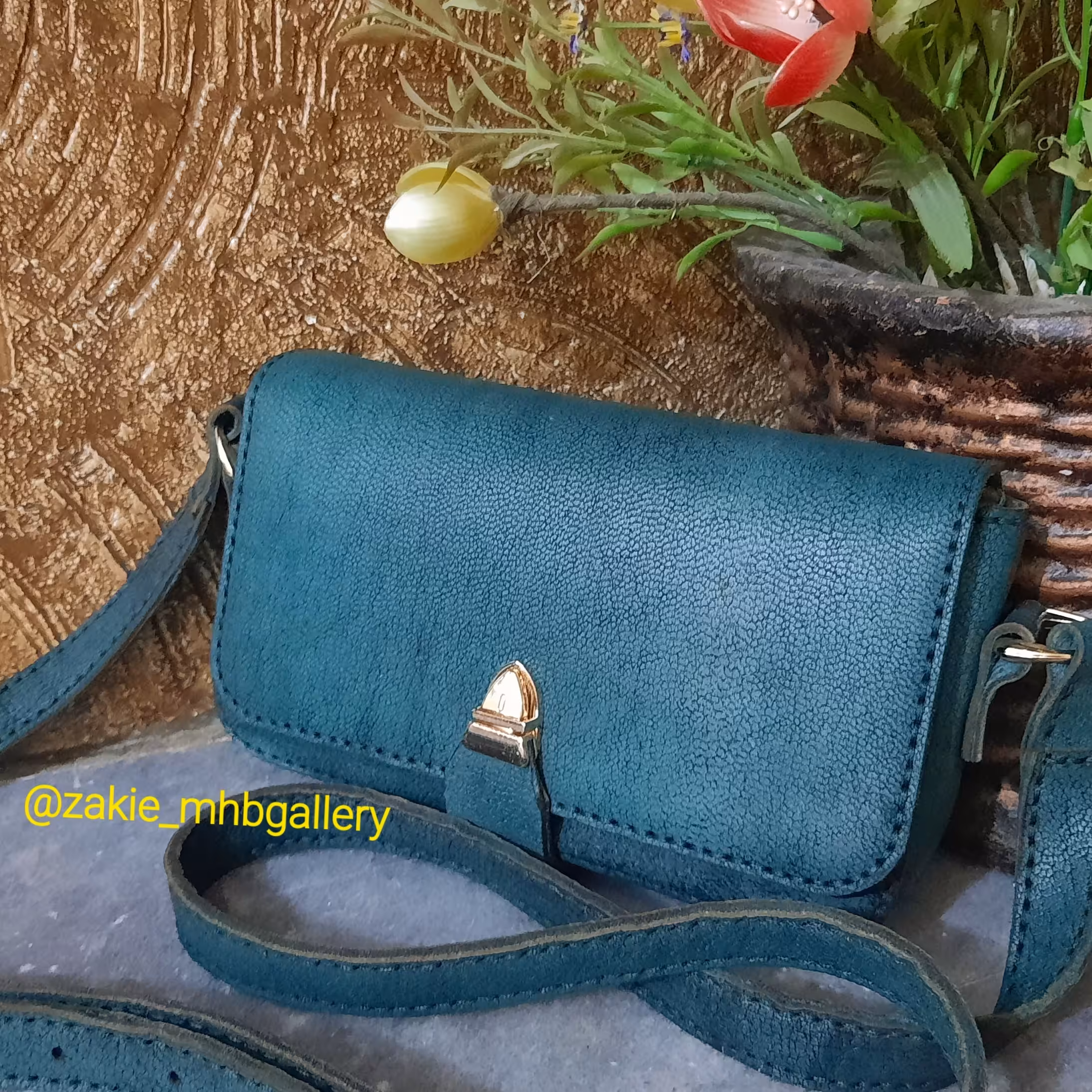 کیف دستی کوچک . چرم طبیعی هورس . دست دوز . بسیار خاص و  دوست داشتنی. دوخته شده با نخ موم زده . 