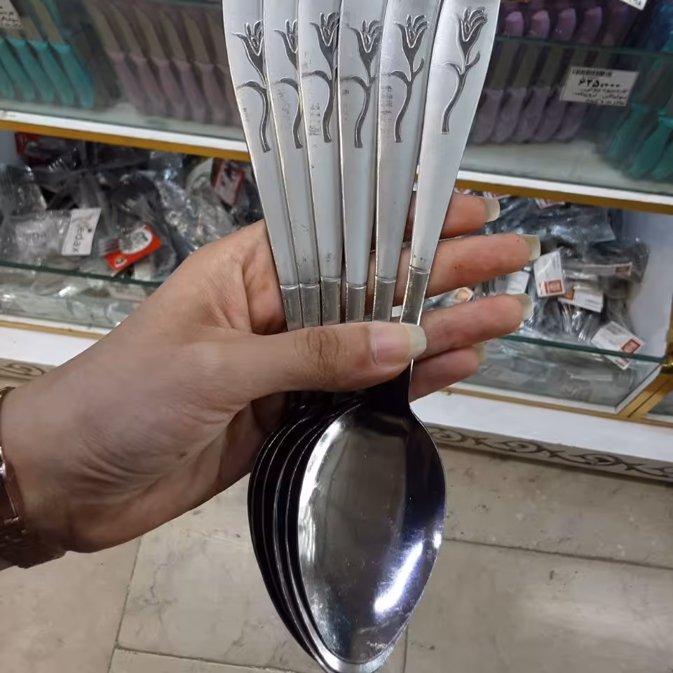 قاشق  و چنگال هر کدام جدا درجه  یک  بسیار              زیبا 