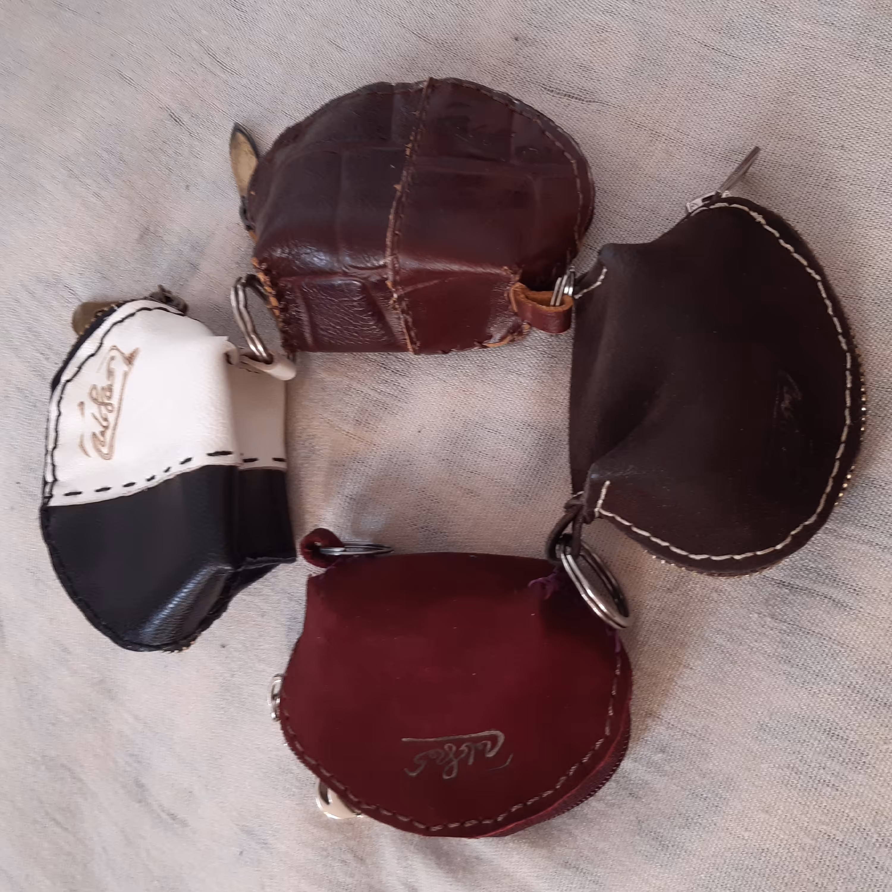 کیف کوچک نیم دایره چرم طبیعی دست دوزهمراه باحلق کمکی  قهوه ای وزرشکی وبنفس هرکدام140 هزارت