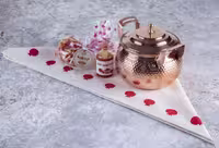 پک هدیه شب یلدا قابلمه مسی،رومیزی طرح انار،ذرت، پودر کچاپ