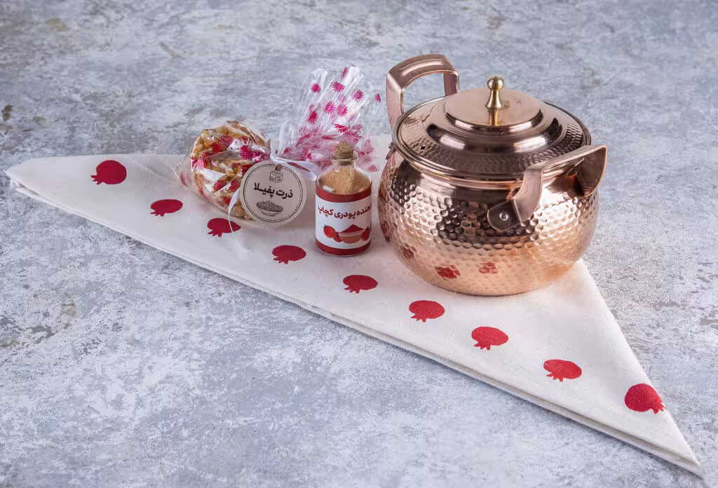 پک هدیه شب یلدا قابلمه مسی،رومیزی طرح انار،ذرت، پودر کچاپ