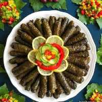 دلمه برگ مو خانگی تهیه شده از تازهترین مواد اولیه قابل سفارش بصورت کیلویی