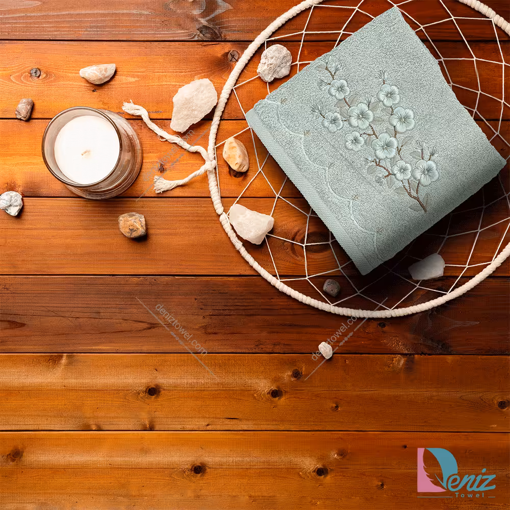 حوله دستی گلدوزی طرح ملینا رنگ فیروزه ای روشن
