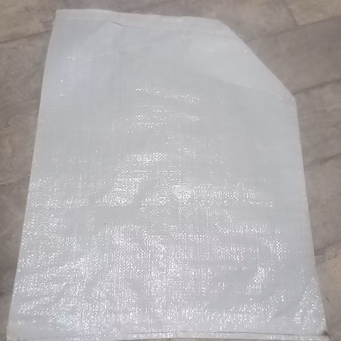 گونی  سفید رنگ در سایز  50  در  68  به وزن 40 گرم دوخته شده و قیف خورده جهت استفاده برای سیمان