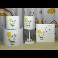 اکسسوری اتاق کودک چاپی شامل لوستر اباژور دیوارکوب روشنایی و ساعت دارای طلق نسوز و روکش ضد اب هیواد گالری