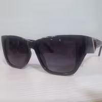 عینک زنانه
برند کارولینا
پلاریزه   uv400  
رنگ مشکی
سایز 19
طرح ساده
خوش فرم 
برای خاص پسندها