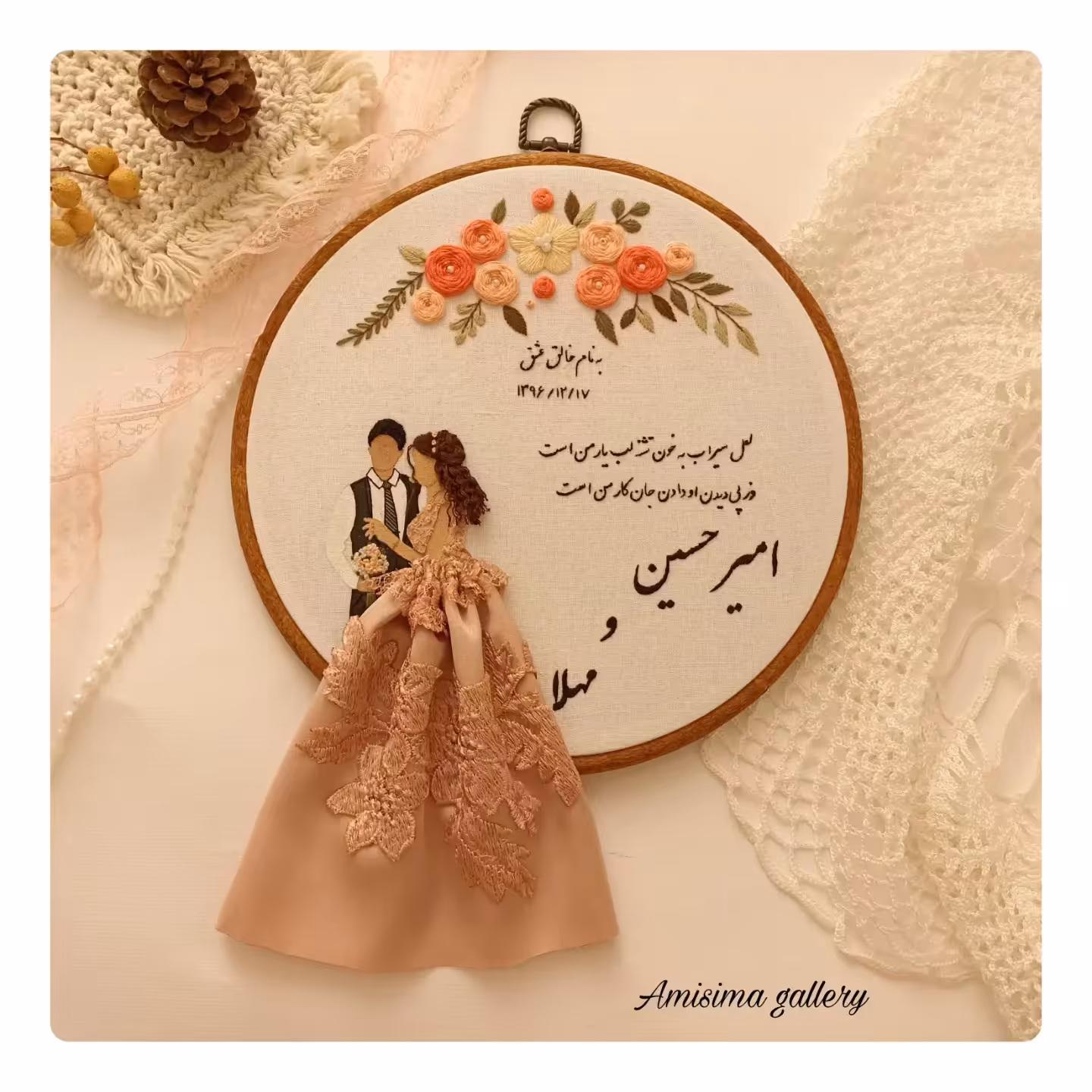 دیوارکوب یادبود سالگرد ازدواج طرح عروس و داماد طراحی شده از روی عکس گلدوزی شده با دست کد 084