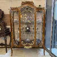 ویترین چوبی شیک برنزکوب | طراحی کلاسیک با شیشه‌های تزئینی