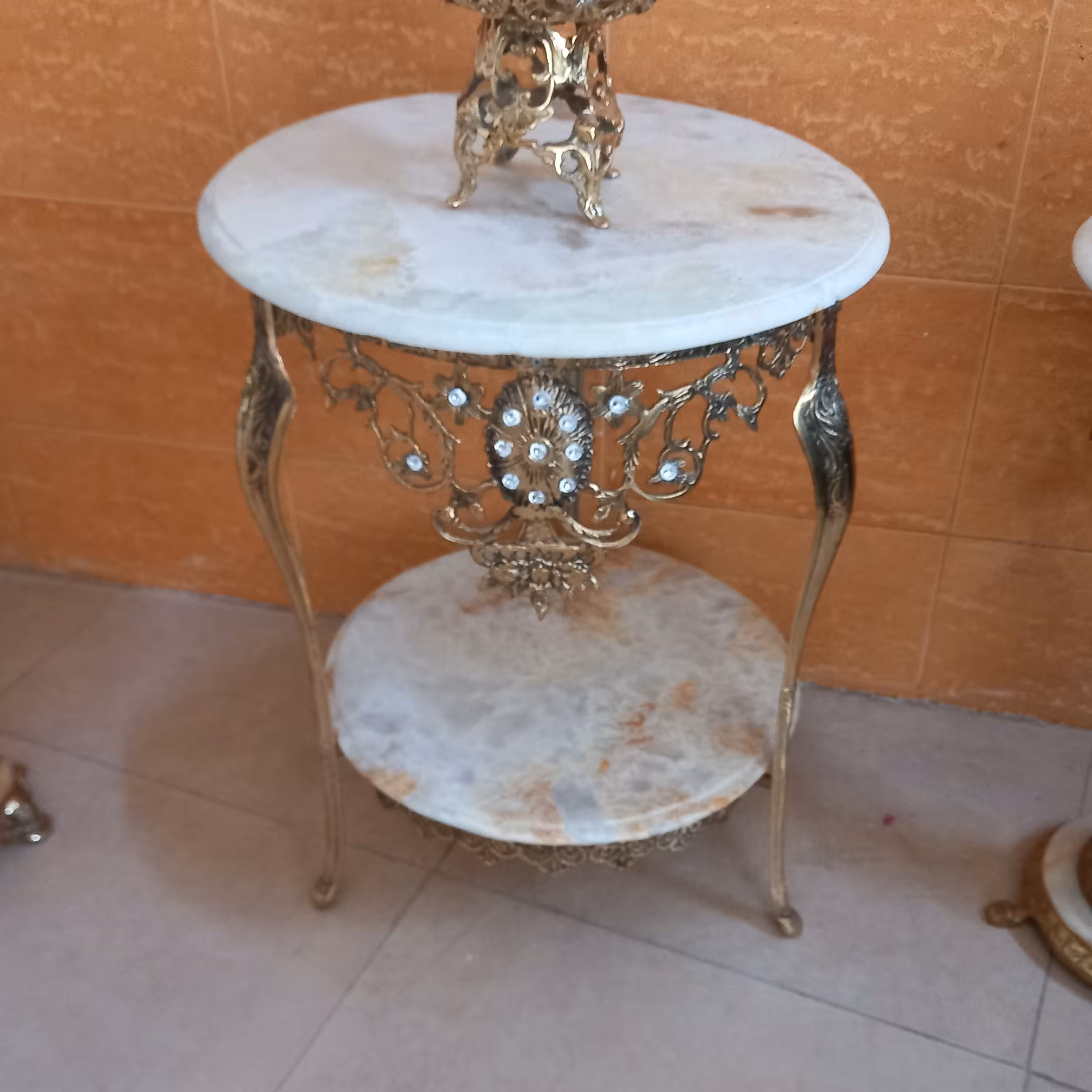 میز برنز گل رز پایه ماهی سایز 45 (پس کرایه)