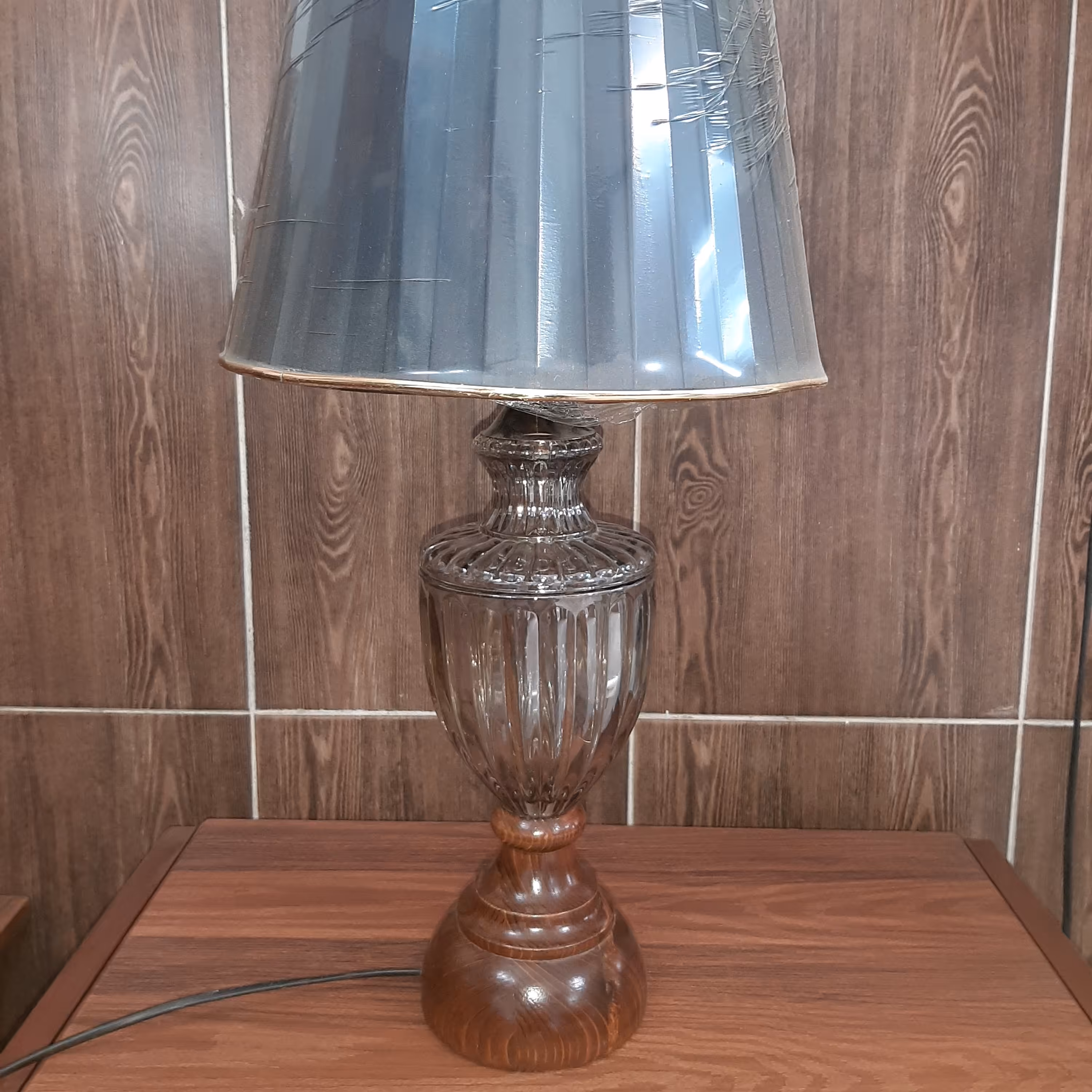 آباژور رومیزی پایه بلور و چوب با شید رنگ دلخواه ارتفاع 55 سانتی متر 