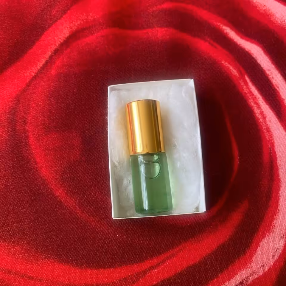 عطر گل محمدی اصلی رنگ سبز  بدون هیچ مواد اضافی عطر جیبی