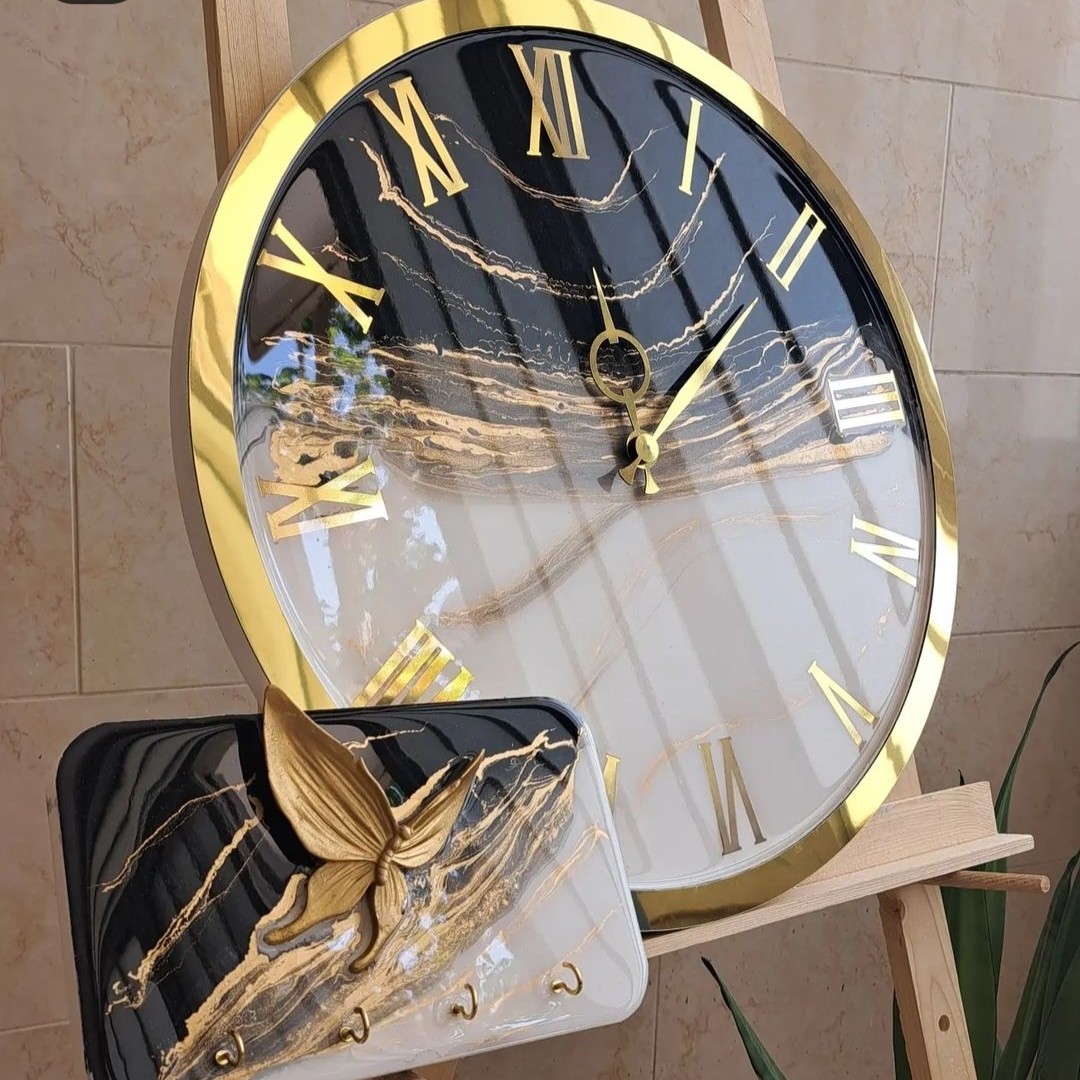 ساعت رزینی طرح مشکی طلایی بارینگ طلایی این قیمت برای ساعت باسایز45سانت 