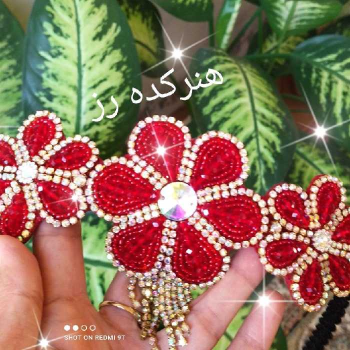 ست قرمز  و آبی کمربند و سنجاق سینه ها