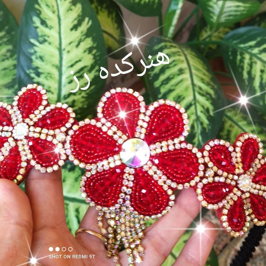 ست قرمز  و آبی کمربند و سنجاق سینه ها