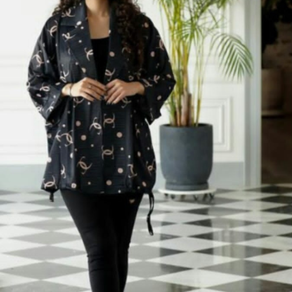 مانتو جنس تومباه فری سایز از سایز 36 تا 46رنگ سفید مشکی یقه انگلیسی دم مانتو گت دار