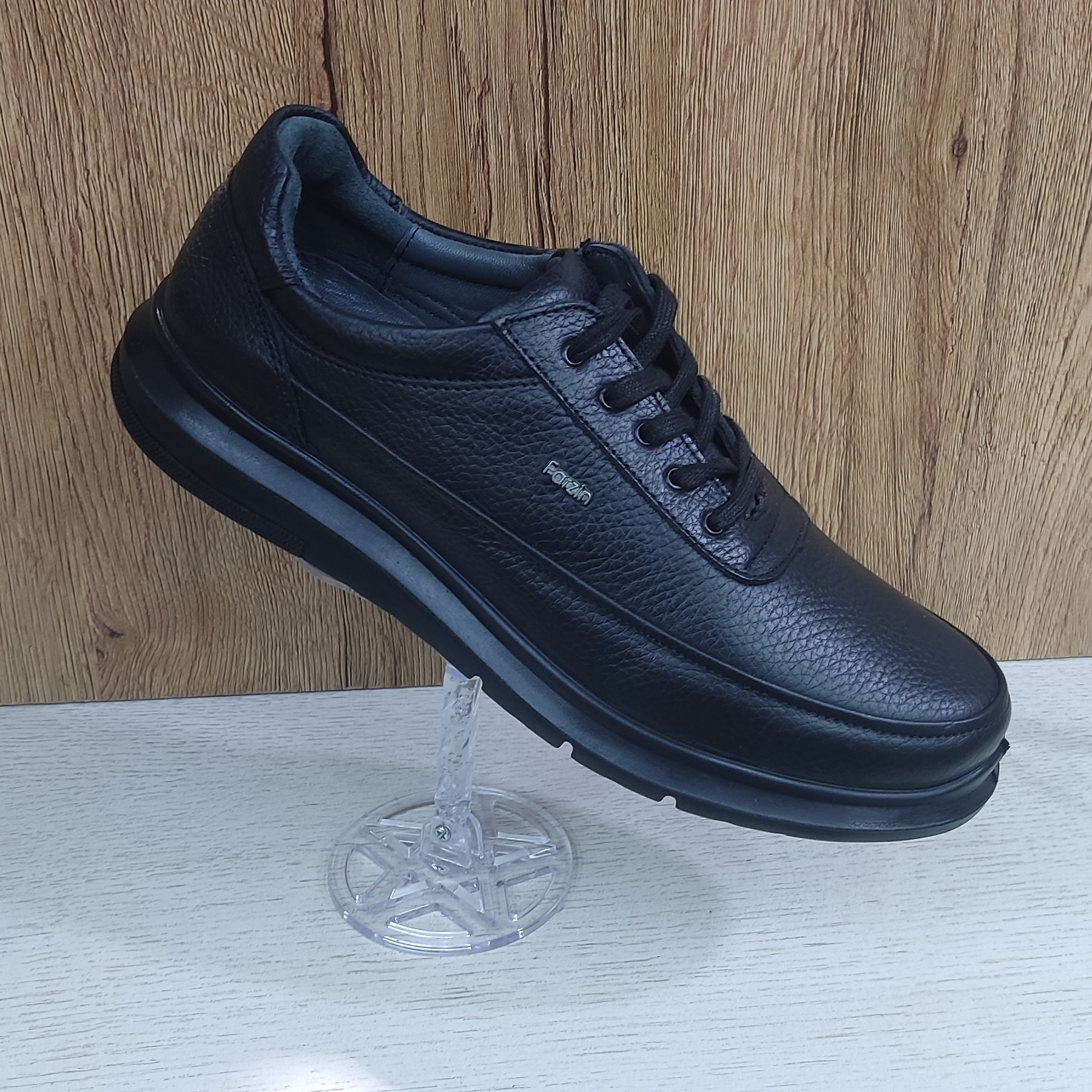 کفش تمام چرم مدل ویبرام بندی فرزین
زیره پی یو
راحت و بادوام 
مناسب برای استفاده روزمره و مجلسی
رنگ موجود مشکی