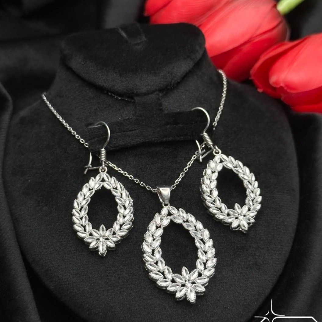 نیمست نقره سوپر تراش(با زنجیر) با عیار 925 و آبکاری طلاسفید طول زنجیر 45 cmهمراه با فاکتور و ارسال رایگان