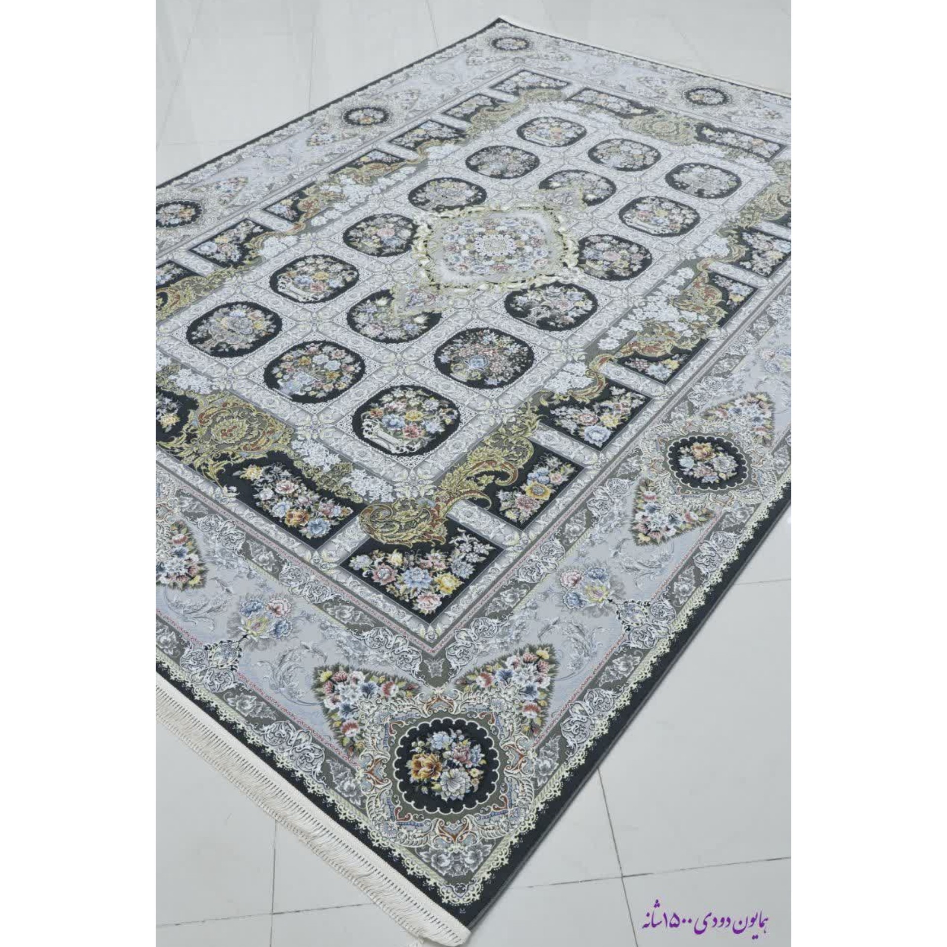 فرش ماشینی 1500 شانه گل برجسته اصل تراکم 4500 طرح همایون زمینه ذغالی 12 متری جنس اکرولیک