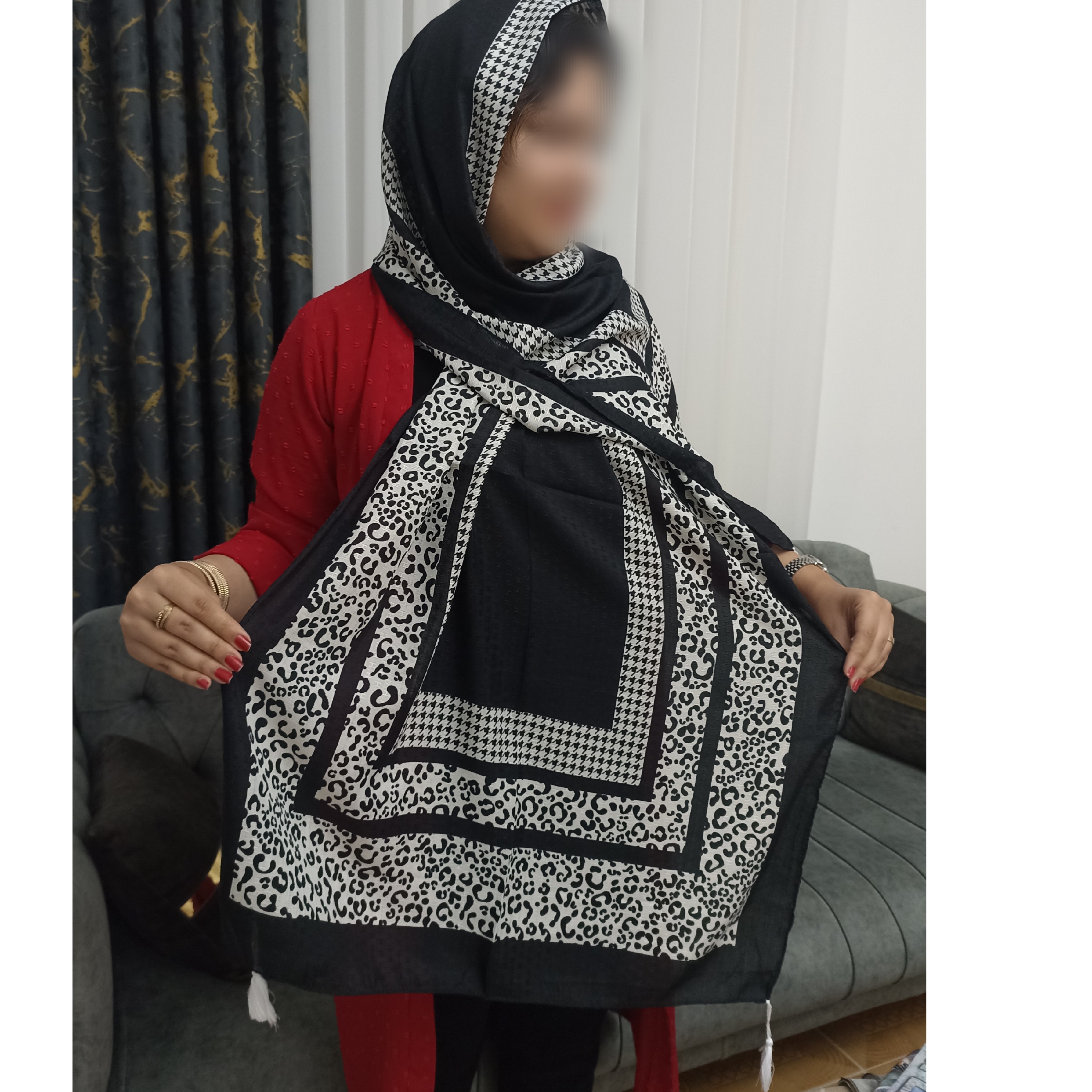 شال نخی ژاکارد سفید مشکی منگوله دار حرراج شد بسیار زیبا