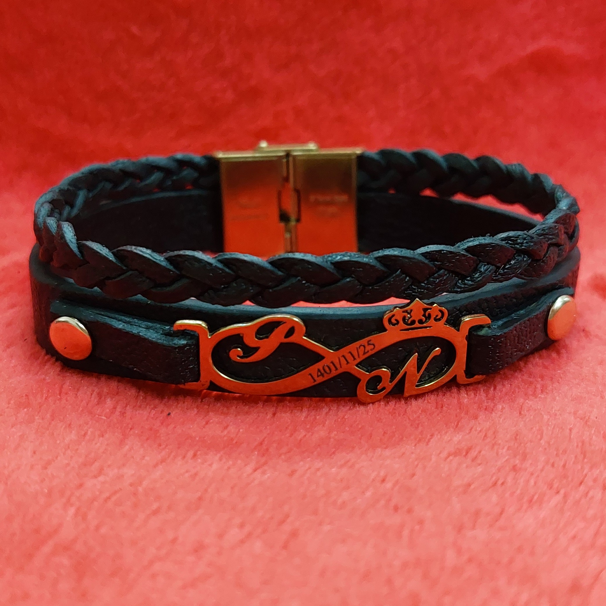 دستبندباچرم طبیعی گاو(پلاک سفارشی) دست دوز