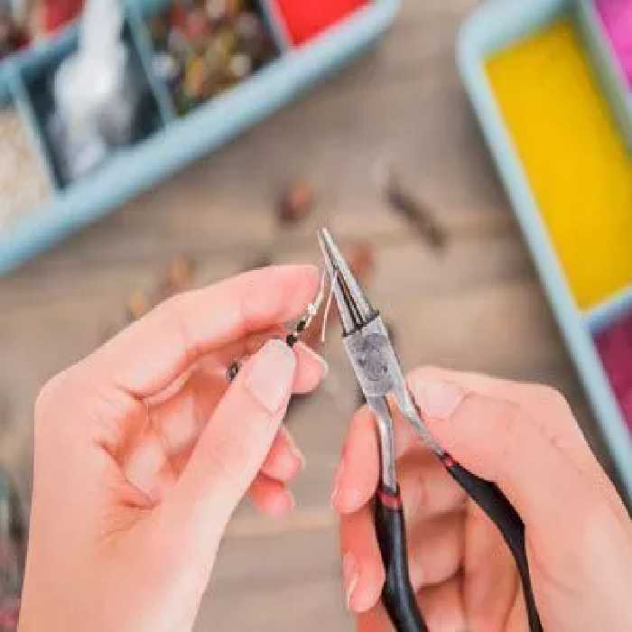 ورکشاپ کامل و جامع آموزش زیورآلات در گالری بیجوگس همراه با ۳۴٪ تخفیف پرداخت ۱۰۰۰۰۰ تومان به جای ۱۵۰۰۰۰ تومان