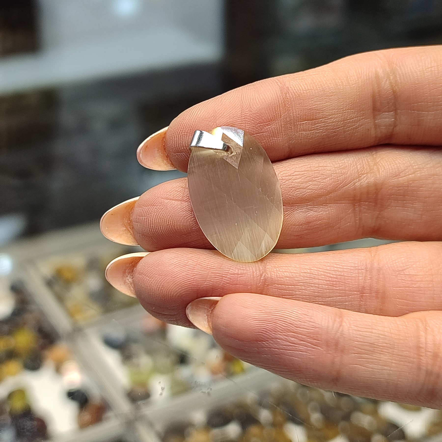 گردنی نگین چشم گربه تراش فست فاخر با بازی رنگ بالا