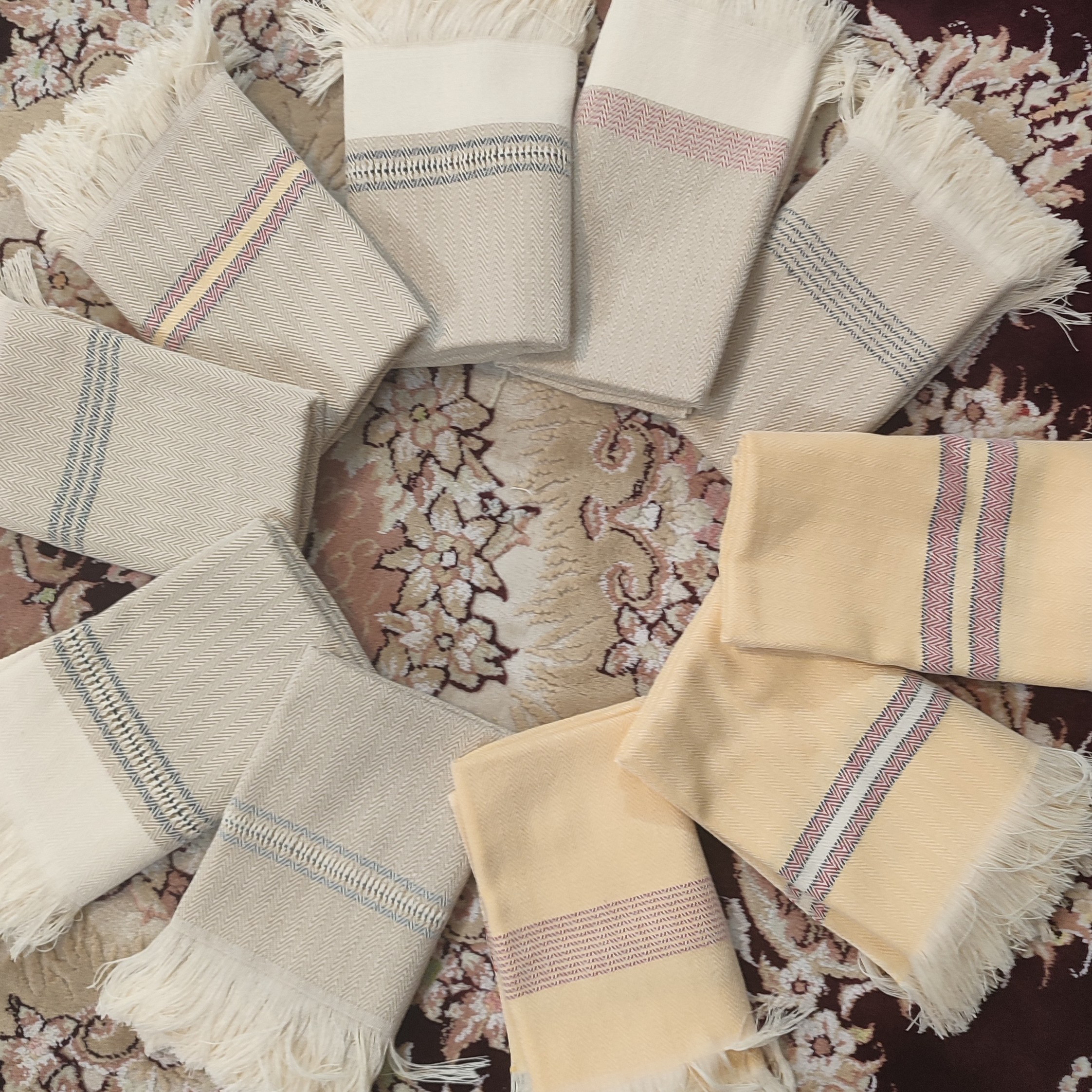 حوله دستباف در رنگ های متفاوت 