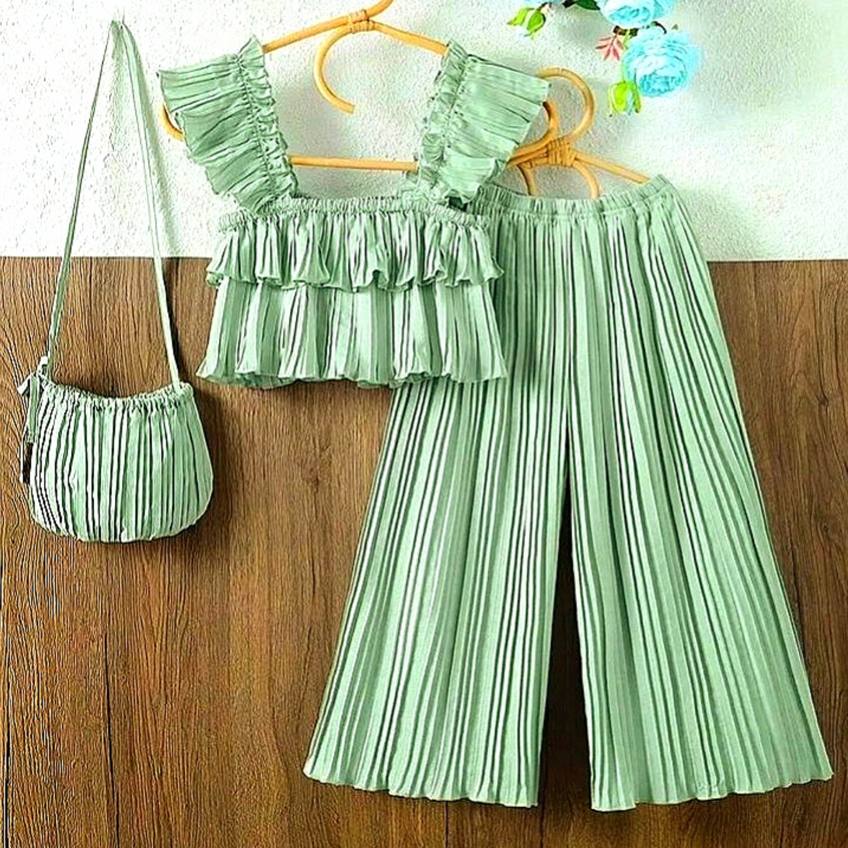 لباس دخترونه همراه شلوار  دم پا گشاد