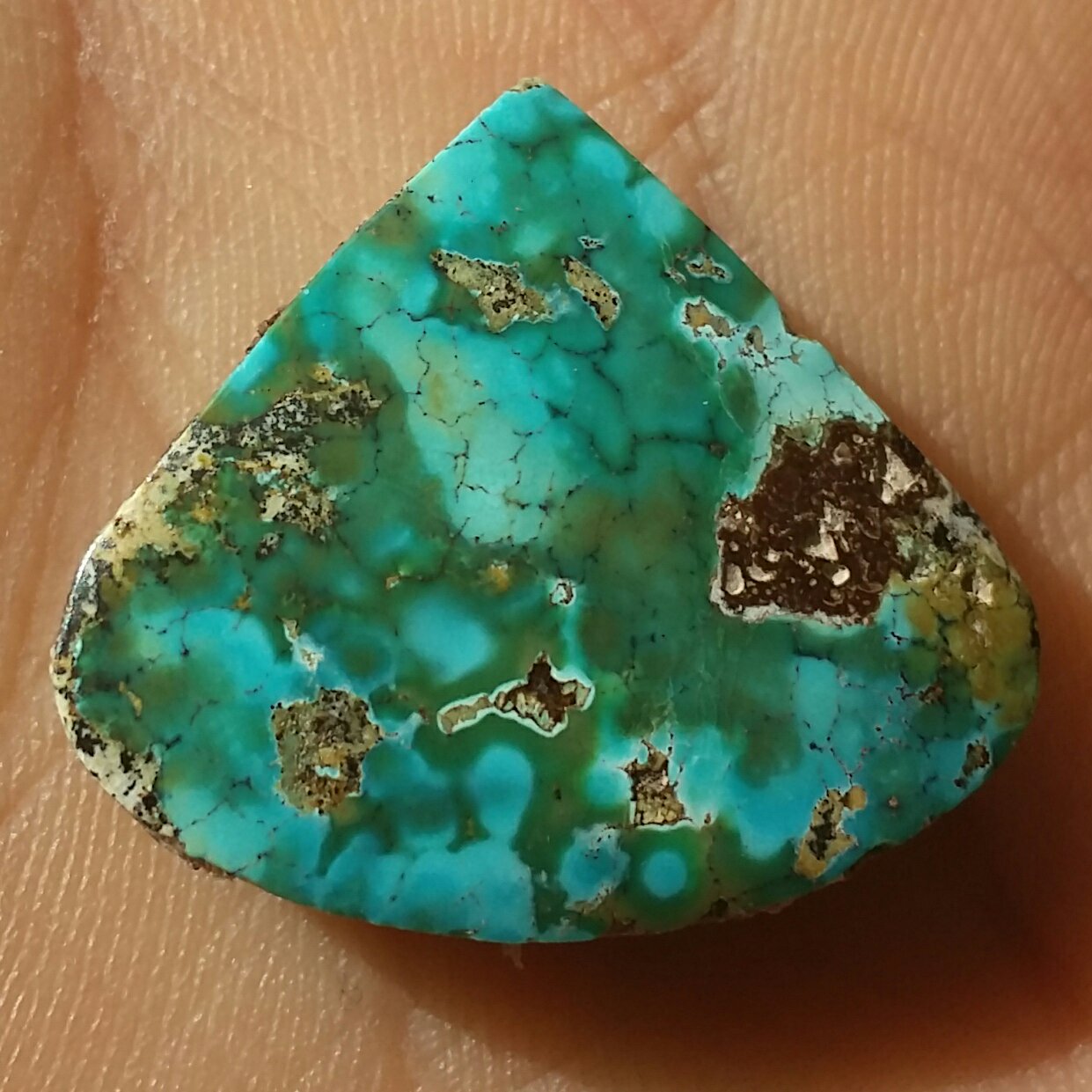 نگین فیروزه نیشابور کاملا طبیعی بدون بهسازی نمونه ای بسیار فاخر سایز درشت مدالی