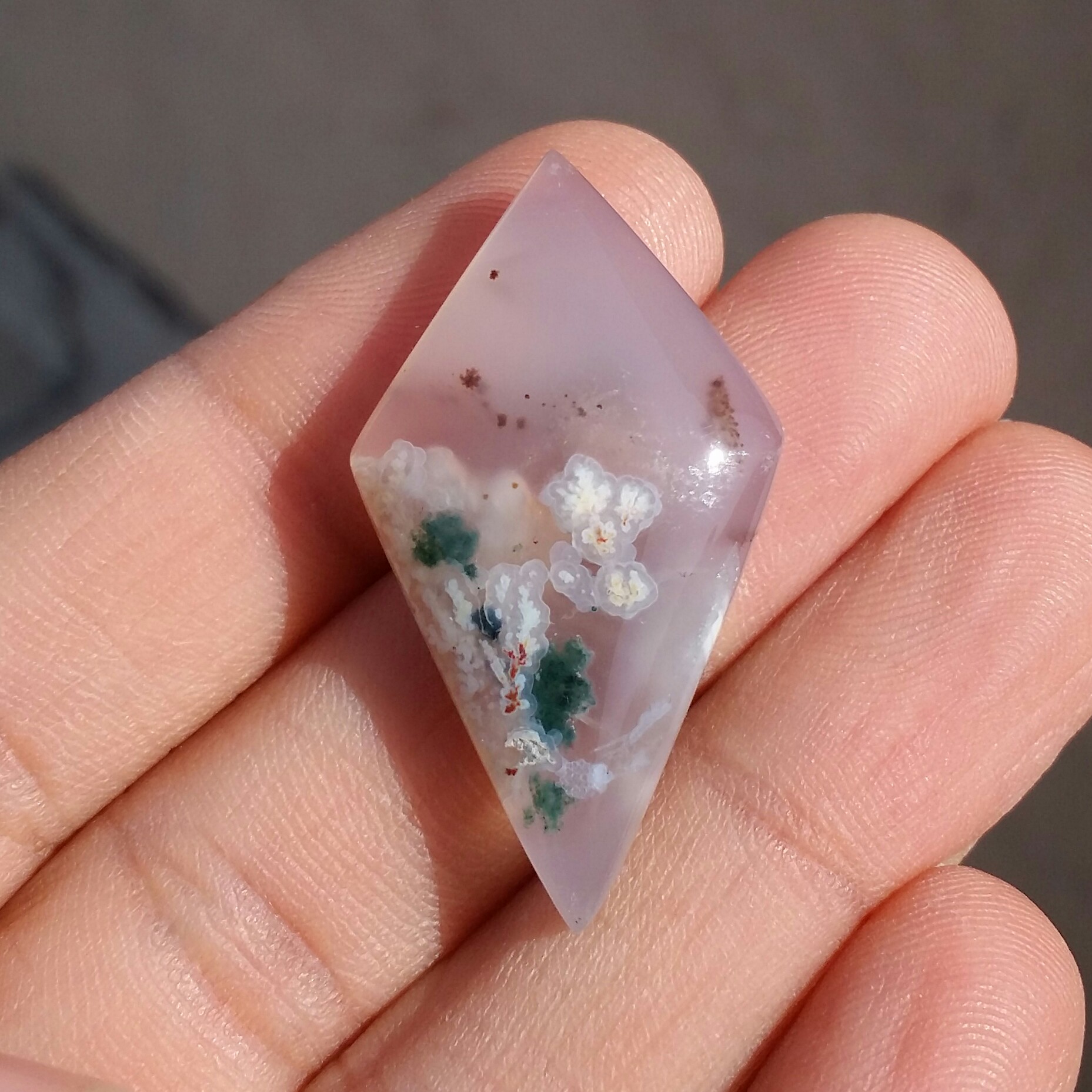 نگین شجر شکوفه با شجرهای بسیار واضح  نگینی بی نظیر و زیبا و خوش رنگ و تراش فانتزی کد 10227