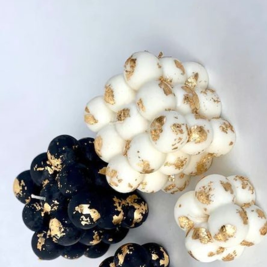 شمع روبیک سایز بزرگ که دارای9 خانه است و  با تزیینات ورقه طلا مزین شده است