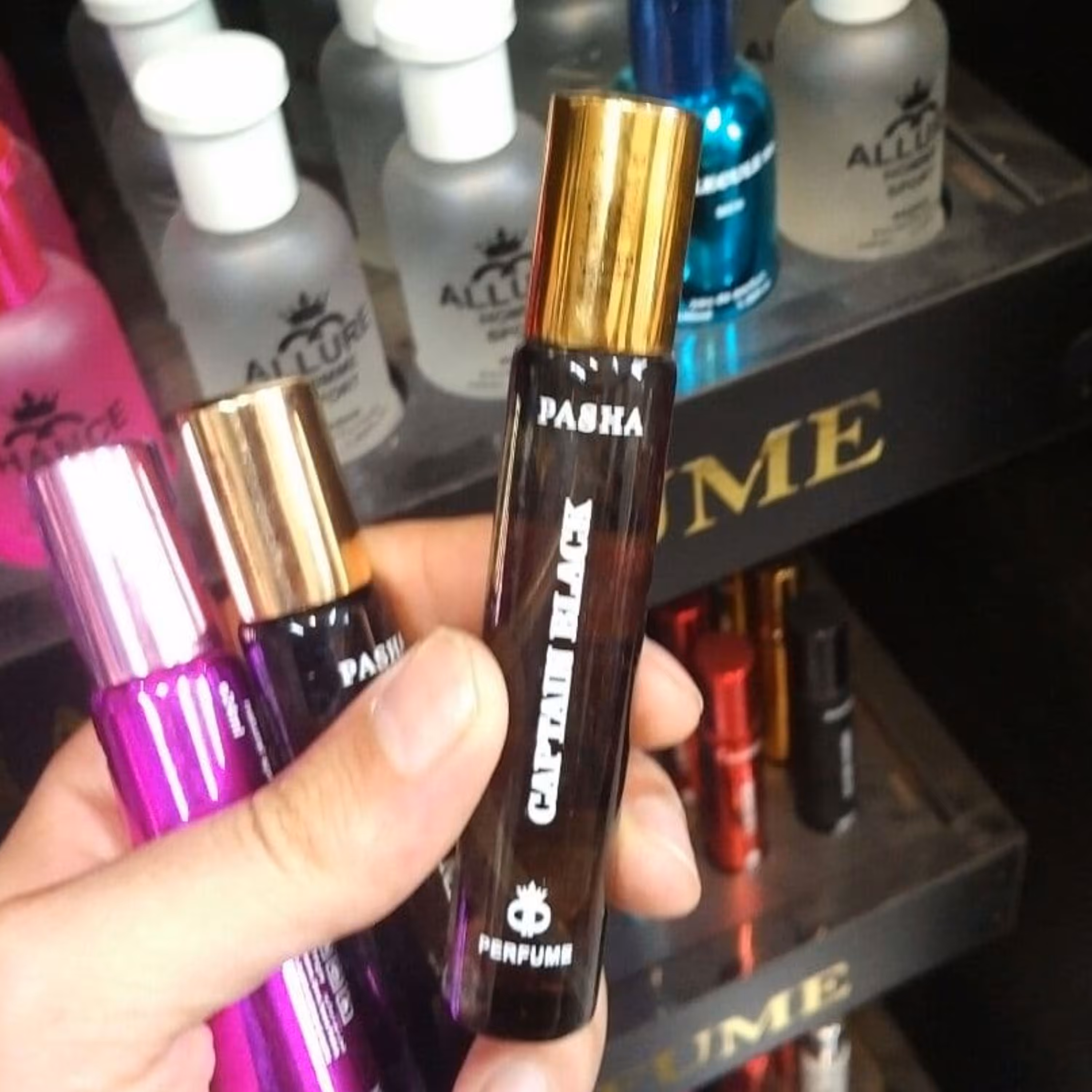 عطر جیبی مردانه پاشا رایحه کاپیتان بلک حجم 22 میل (دارای رایحه تند و گرم)