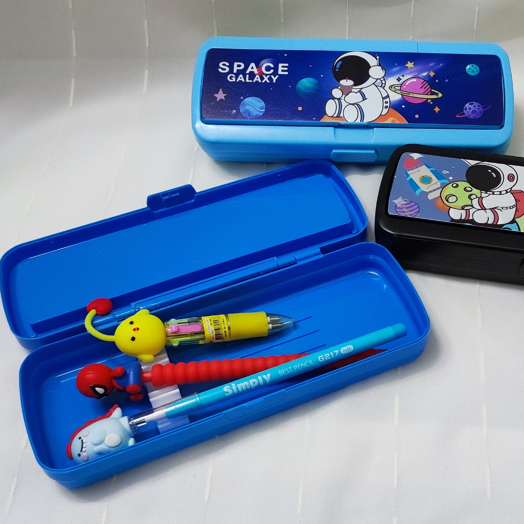 جامدادی فضا نورد جنس پلاستیک فشرده با کیفیت در دو رنگ آبی تیره و روشن 