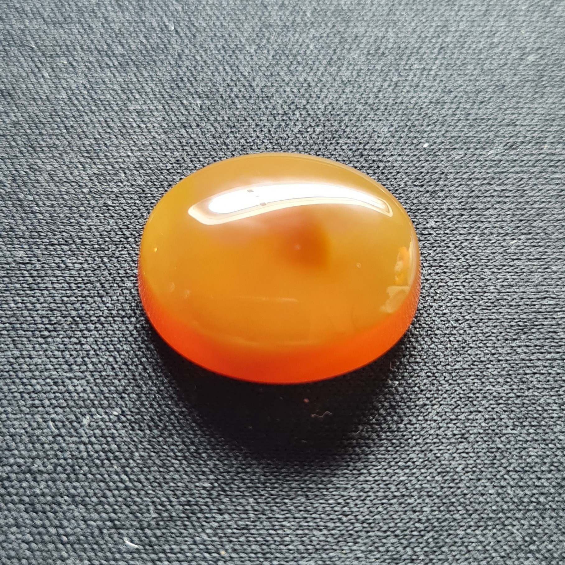 نگین عقیق پرتقالی.مشخصات. طول 2.2 سانتی متر. عرض 1.8 سانتی متر. ارتفاع 0.55 سانتی متر.