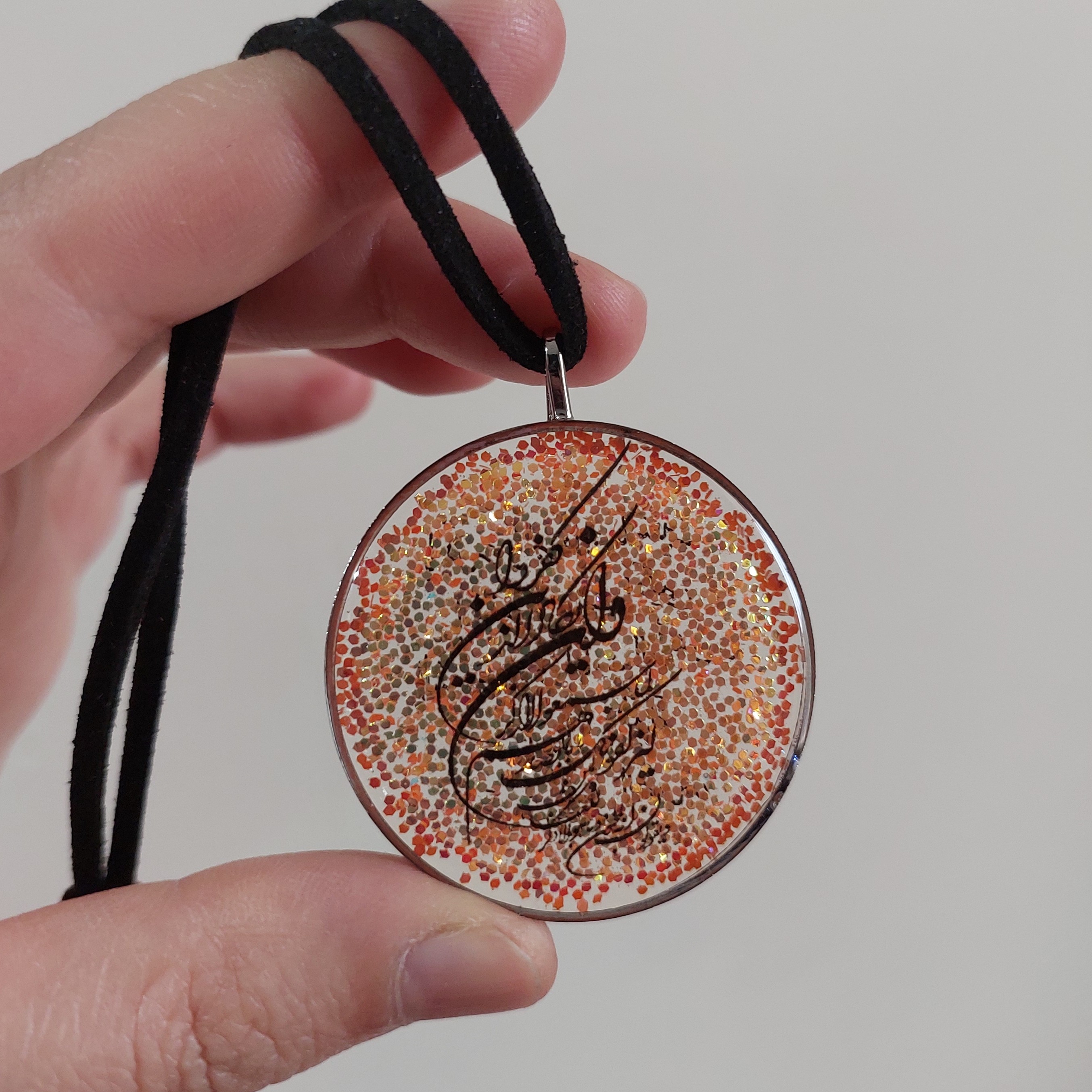 آویز ماشین رزینی مزین به وان یکاد و حرز امام جواد(ع) قاب استیل نقره ای رنگ ثابت با بند چرمی