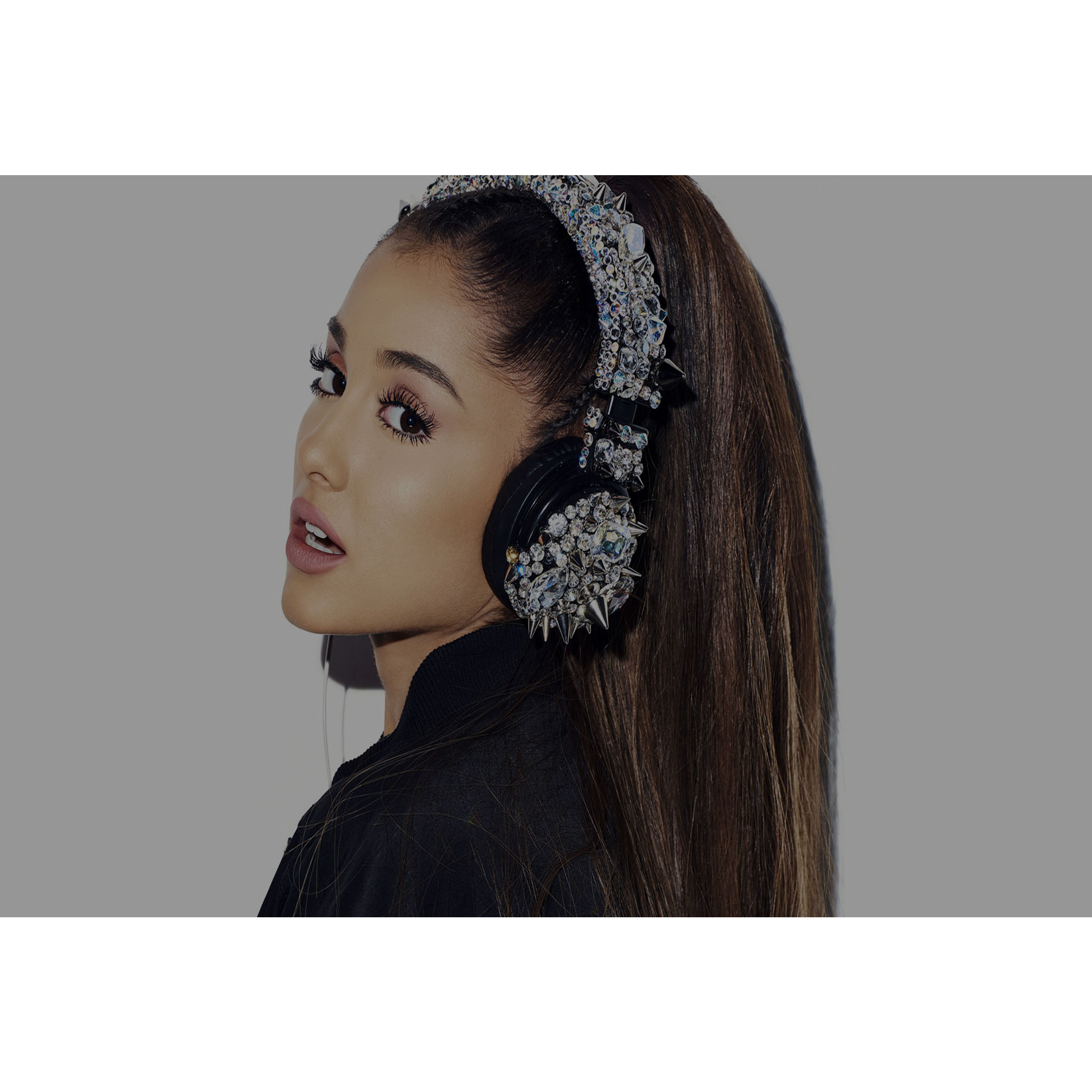 تابلو شاسی مدل خواننده آریانا گرانده T6040